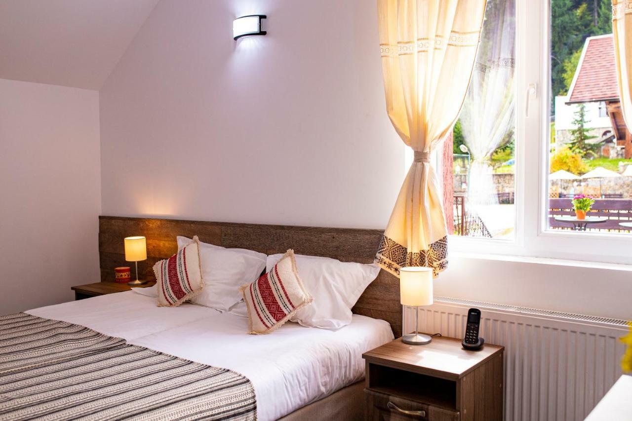 Hotel Floare De Colt Mînăstirea Humorului Exteriér fotografie