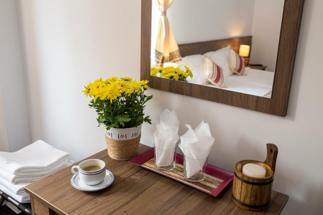Hotel Floare De Colt Mînăstirea Humorului Exteriér fotografie