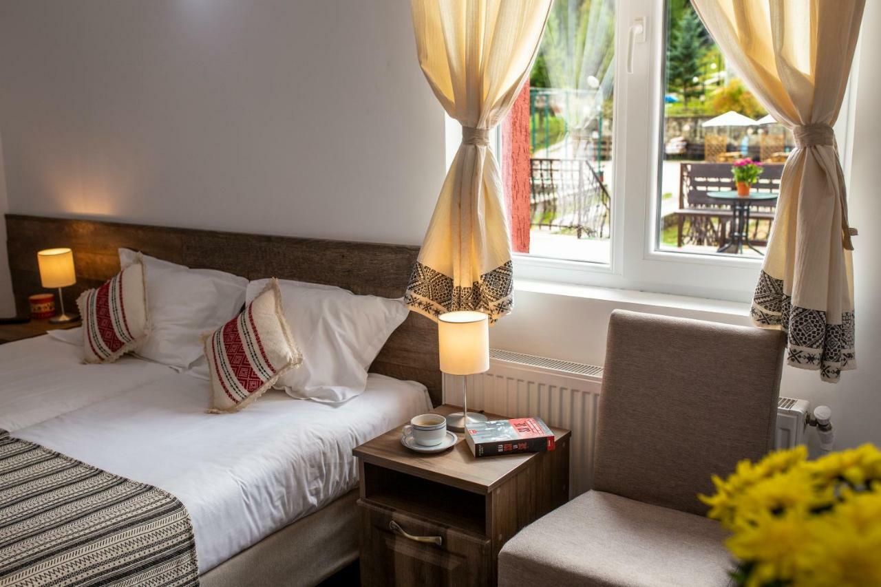 Hotel Floare De Colt Mînăstirea Humorului Exteriér fotografie