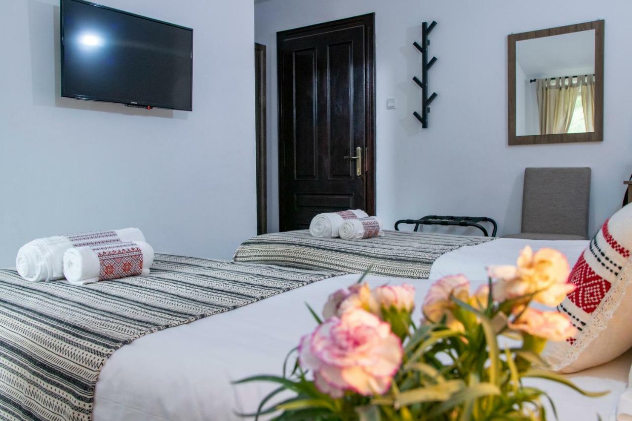 Hotel Floare De Colt Mînăstirea Humorului Exteriér fotografie