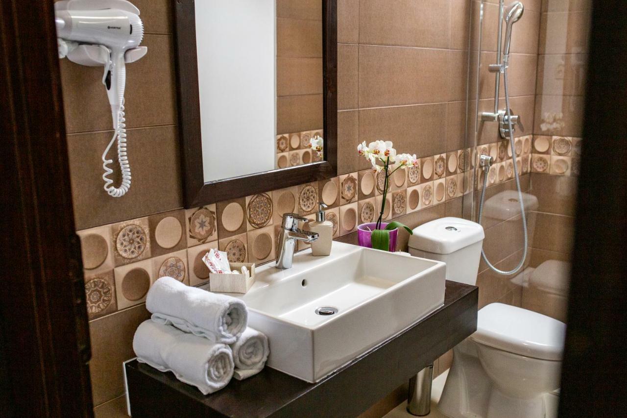 Hotel Floare De Colt Mînăstirea Humorului Exteriér fotografie